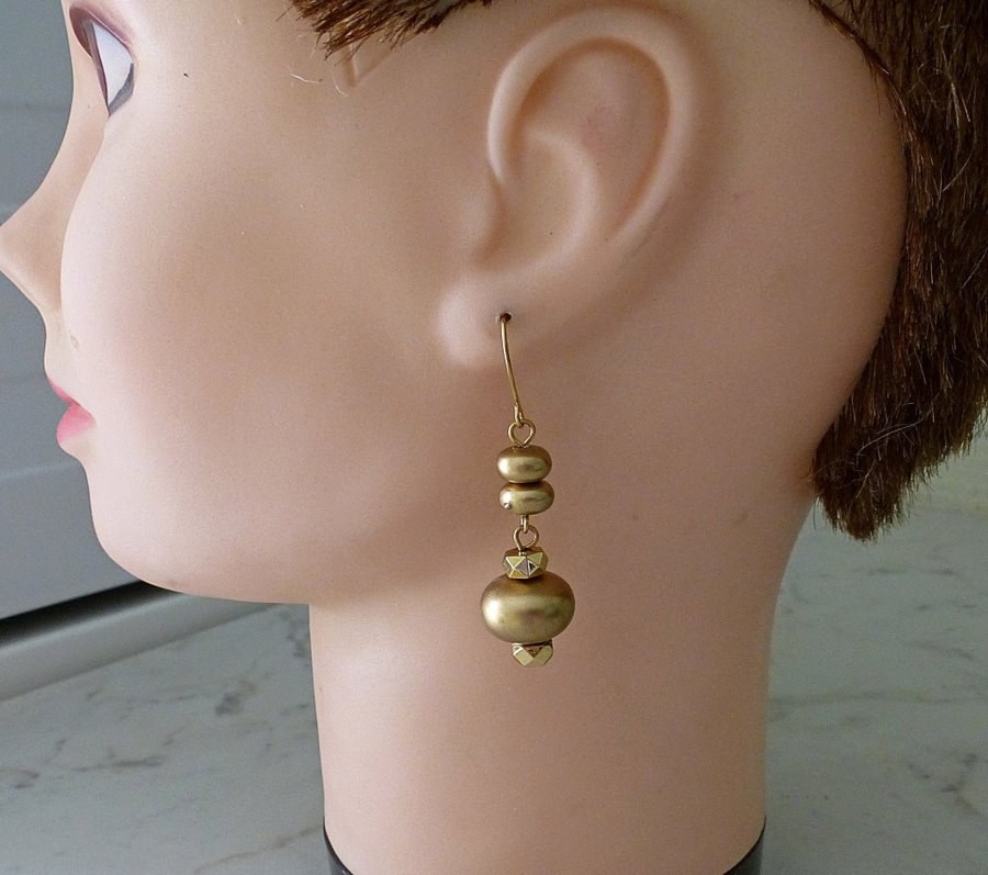 Nya guldfärgade örhängen med hängande kulor för hål i öronen nickelfria