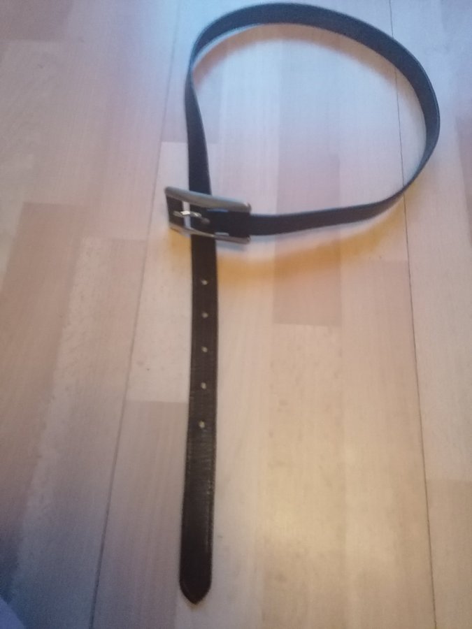 Svart Skärp/bälte 94cm från spännet 2cm brett