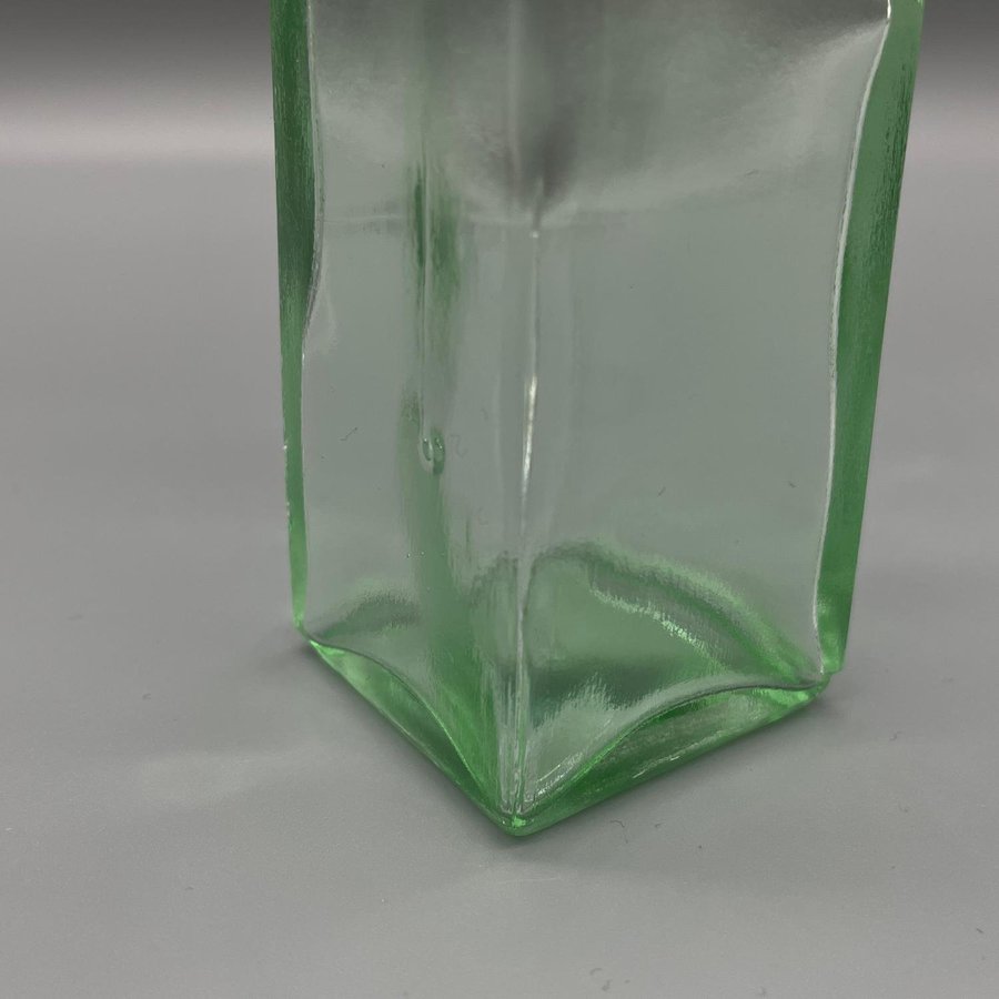 Glasflaska med kork lätt grönt skimmrande