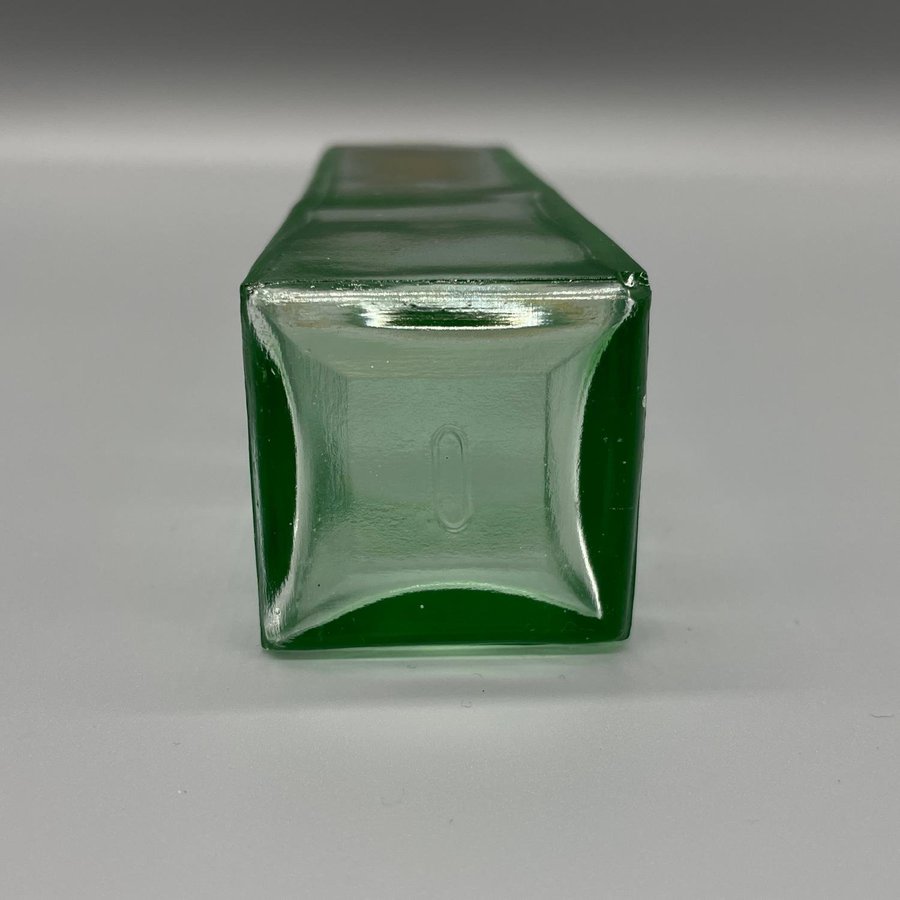 Glasflaska med kork lätt grönt skimmrande