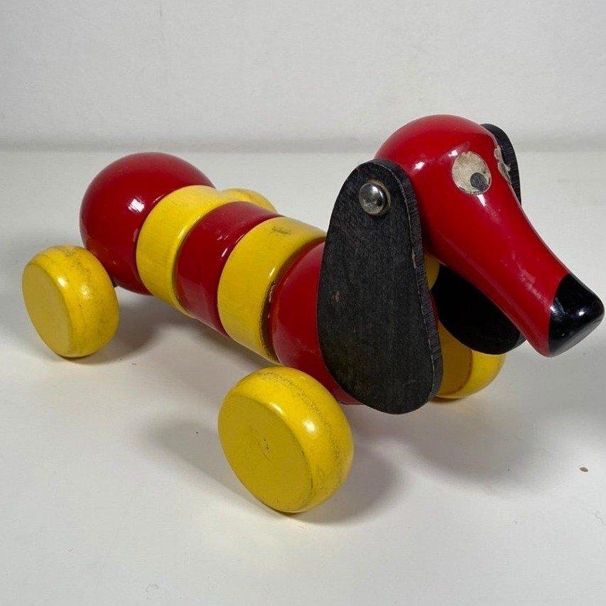 Dragdjur hund i trä på hjul leksak Wooden pull-up dog toy
