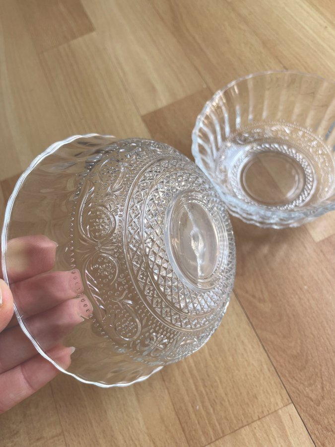 2 VACKRA SKÅLAR I GLAS med detaljer