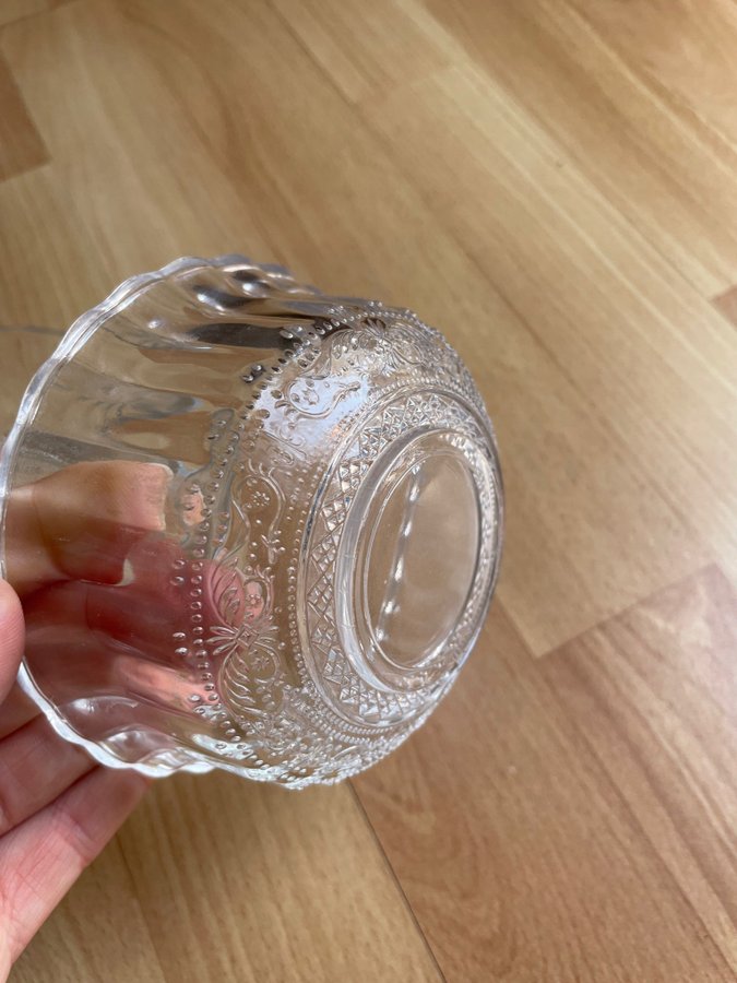 2 VACKRA SKÅLAR I GLAS med detaljer