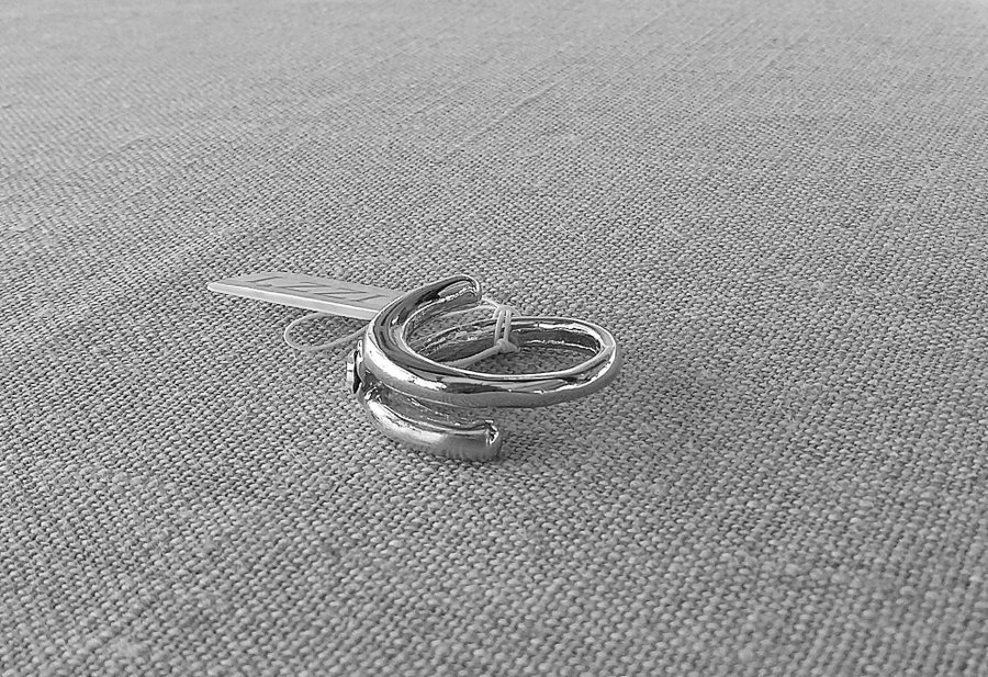 Ny silverfärgad ring i nickelfri vitmetall med strass sten 17/S