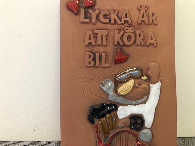 Keramiktavla Lycka är att Köra Bil Bengt Nilsson Jie Gantofta