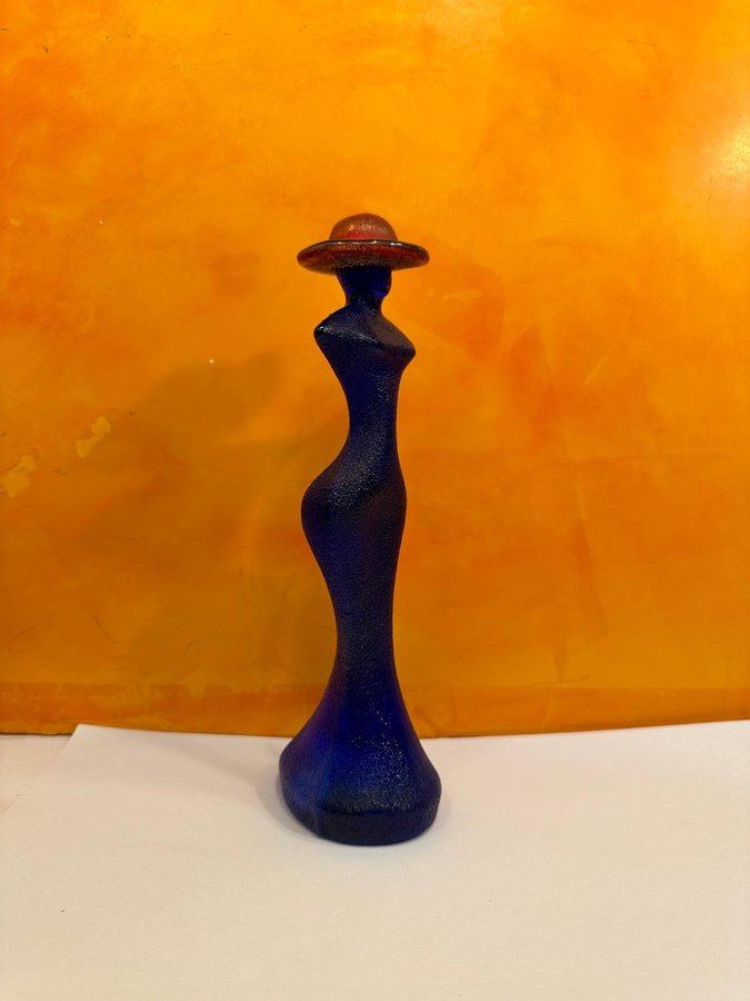 KJELL ENGMAN Skulptur glas "Madame Blue tight" signerad Kosta Boda