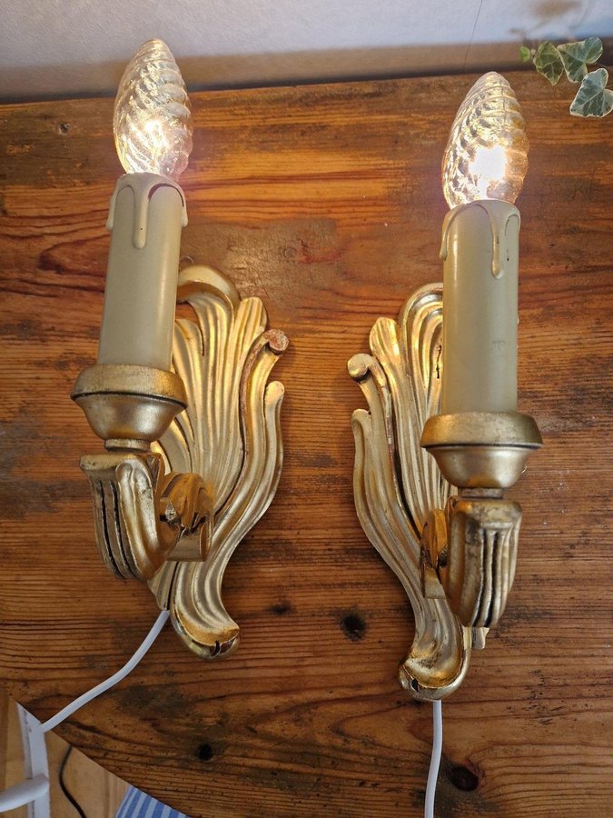 Ett par ljuslampetter i trä färgade Art Deco