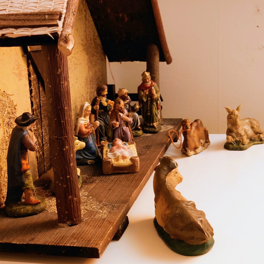 Fin julkrubba med figurer nativity scene Jesus födelse julpynt vintage retro