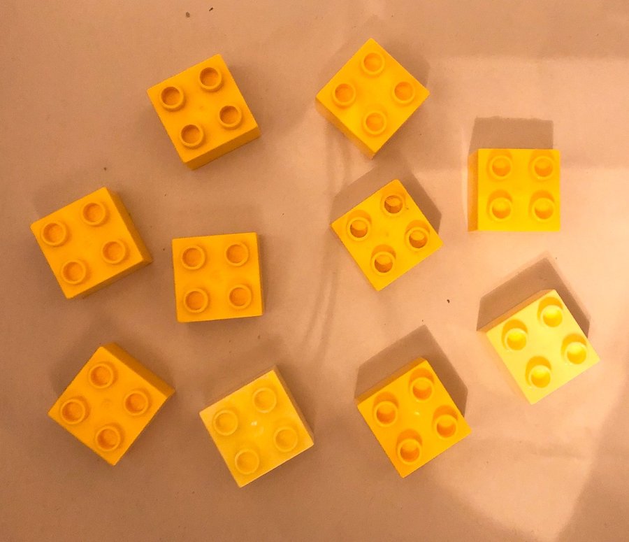 Lego DUPLO 2 x 2 Bitar i 2 Gula Nyanser 10 st