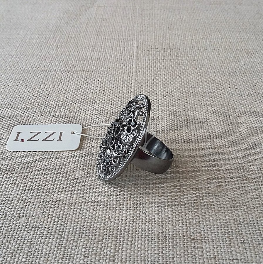 Ny ring i nickelfri metall med ornament och svarta strass stenar 17/S