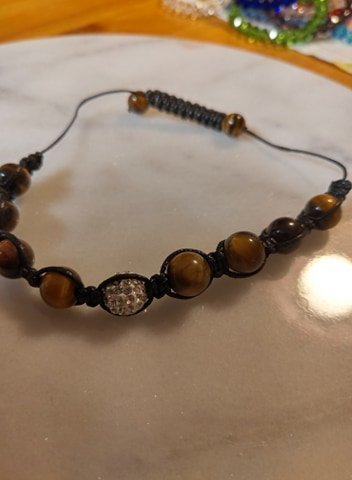 Armband med stenar och en glittrande pärla