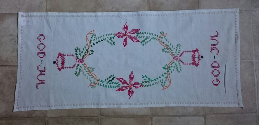 GAMMAL HANDBRODERAD LÖPARE CA 72X32 CM