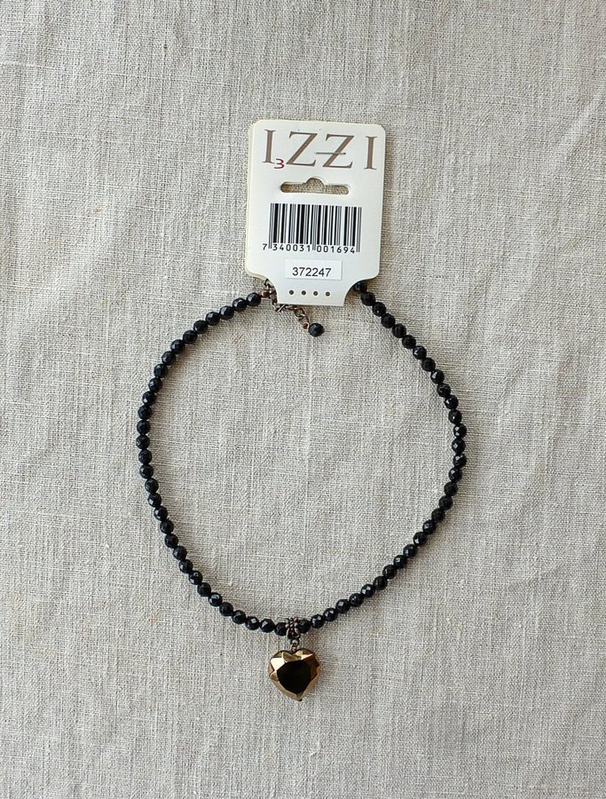 Nytt halsband med små svarta fasettslipade stenar och ett hängande hjärta