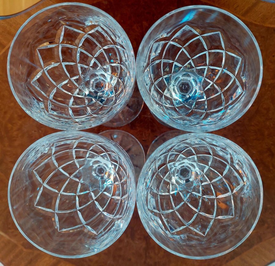 4 Vin-glas klassiska skönheter med tyngd gnistrande handslipad hel-kristall Retr