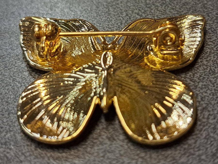 Fjärilsbrosch i guldmetall Butterfly brooch in gold metal