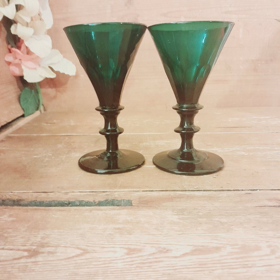 2 st Antika Gröna Glas Handblåsta Vinglas "Holmegaards Anglais" Blyglas