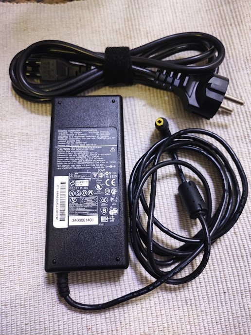 compaq AC-adapter 185V 49A 90w original