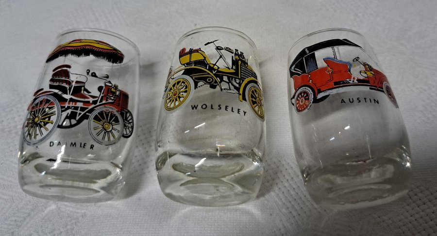 3 Small cups with vintage car designs koppar med vintage bildesigner