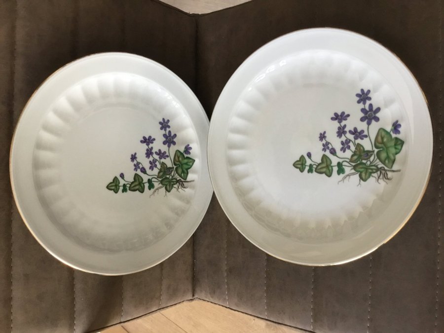 2st Kakfat / Tallrik Fyrklövern Carl von Linné Anemóne Hepatica Diam ca 27 cm