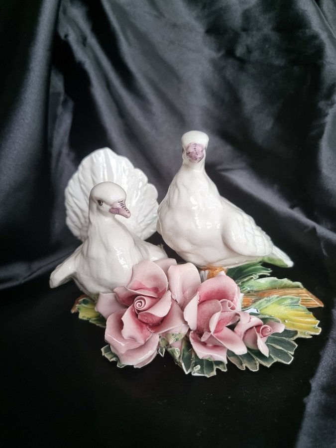 Figurin, bordsdekoration, Capodimonte, duvor och rosor, retro, vintage