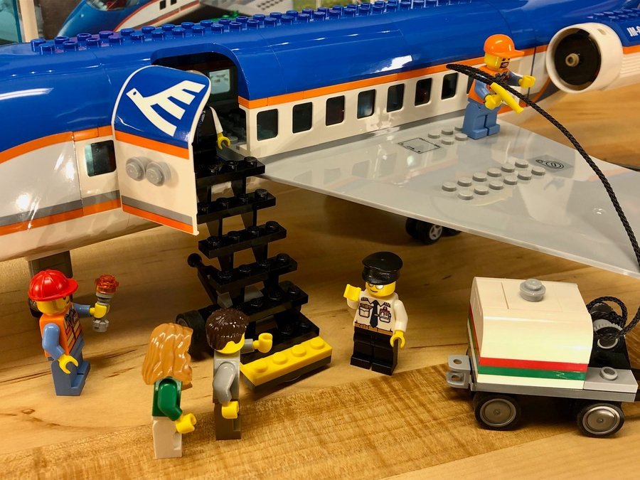 LEGO City 60104 BEG "Airport Passenger Terminal" från 2016 begagnad i nyskick!