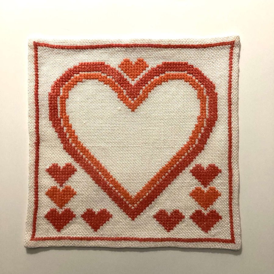 2 små Juldukar Handbroderade på linne 185x185cm Hjärtan I orange och rött