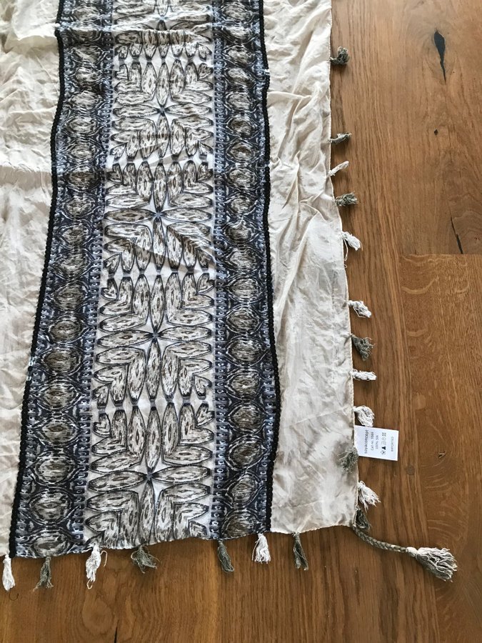 Stor sjal i siden/ silke/ scarf i silke / Soyaconcept/ 180 cm längden
