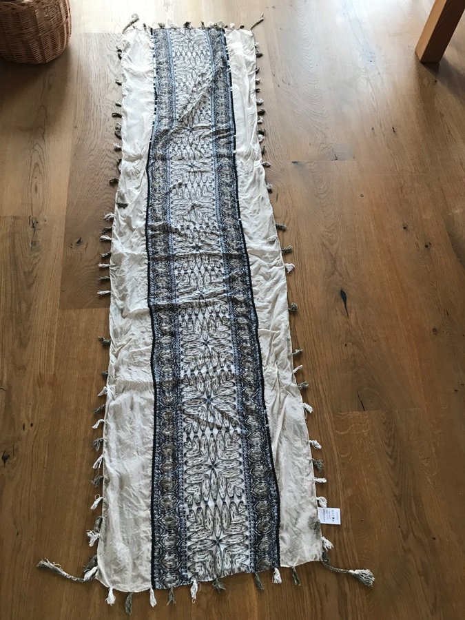 Stor sjal i siden/ silke/ scarf i silke / Soyaconcept/ 180 cm längden