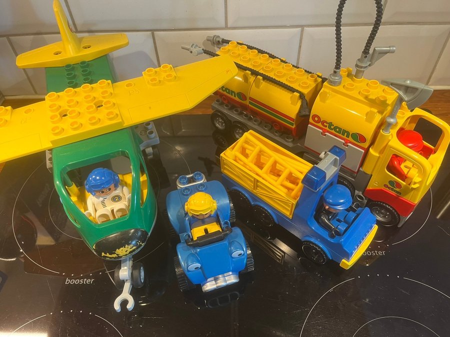 Lego Duplo - Flygplan tankbil två blå bilar med gubbar allt på bilderna ingår