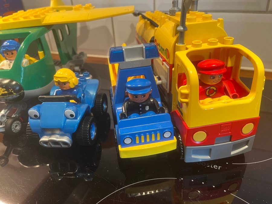 Lego Duplo - Flygplan tankbil två blå bilar med gubbar allt på bilderna ingår