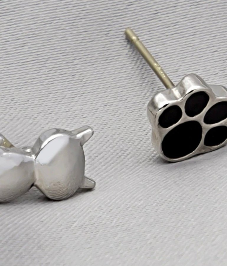 NYTT! 1 par Omaka~silverförgyllda örhängen ~ katt och tass-Present