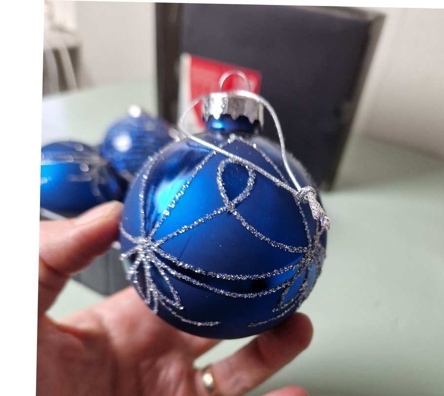 4 st fina julgranskulor i glas blå mönster randig JUL ADVENT