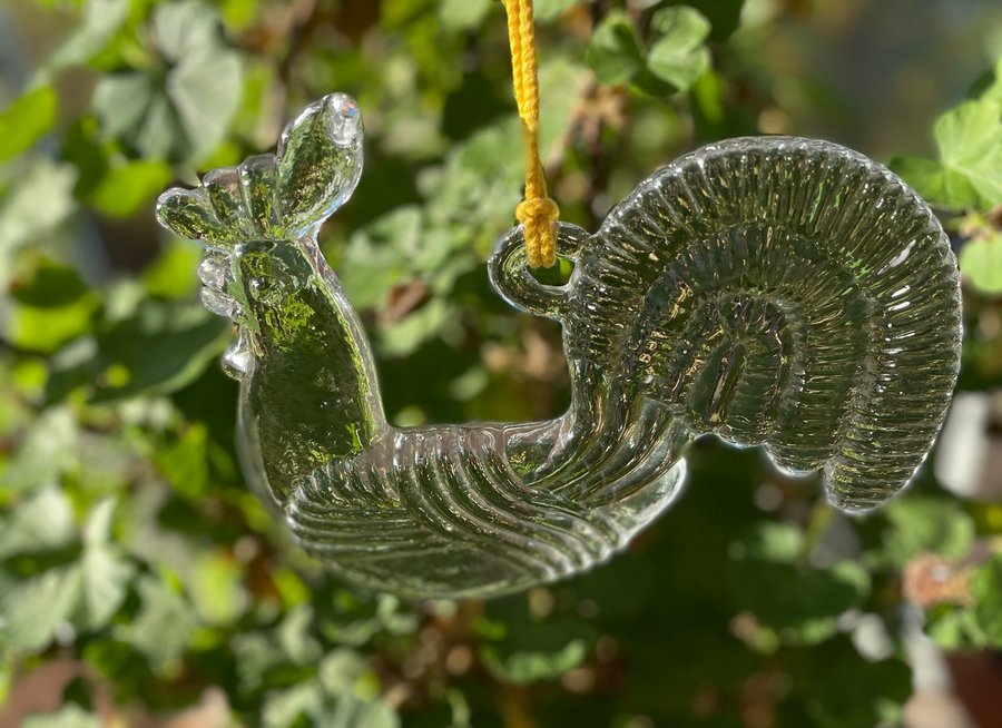 Fönstersmycke i glas Tupp 20 cm Bertil Vallien Boda glasbruk