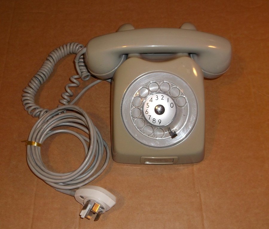 Telefon grå plast analog med fingerskiva Televerket Sweden 1970-tal rekvisita