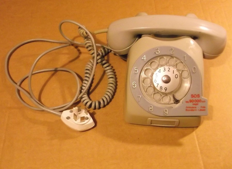 Telefon grå plast analog Stor fingerskiva Televerket Sweden 1970-tal rekvisita