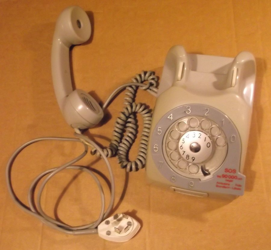 Telefon grå plast analog Stor fingerskiva Televerket Sweden 1970-tal rekvisita