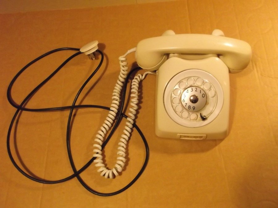 Telefon vit plast analog med fingerskiva Televerket Sweden 1970-tal rekvisita