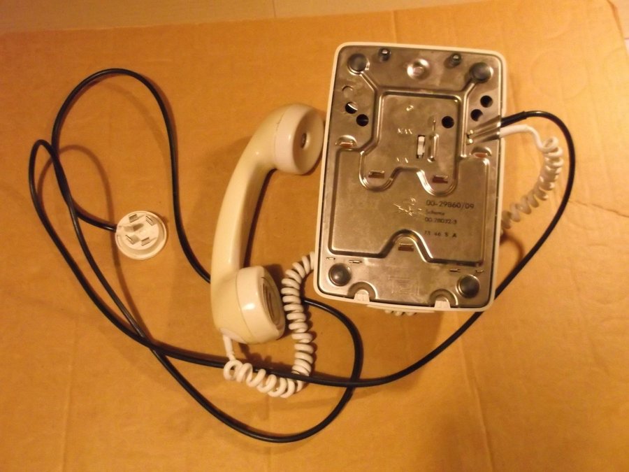 Telefon vit plast analog med fingerskiva Televerket Sweden 1970-tal rekvisita