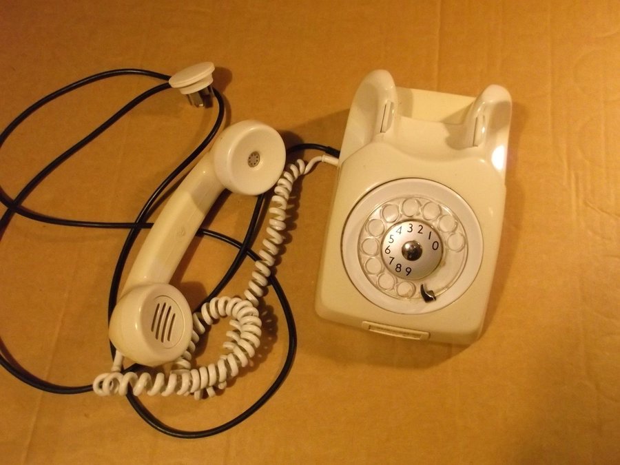 Telefon vit plast analog med fingerskiva Televerket Sweden 1970-tal rekvisita