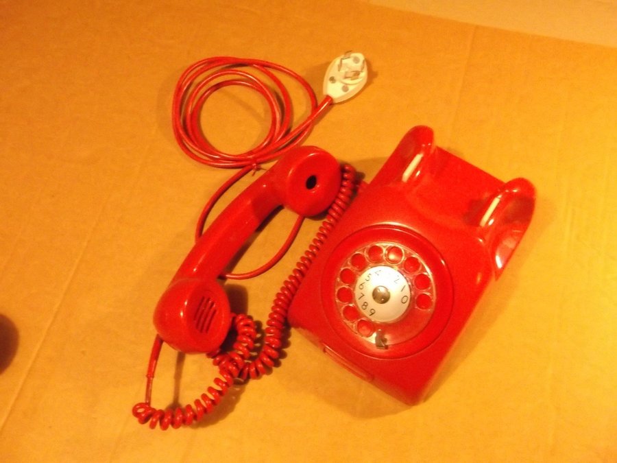 Telefon röd plast analog med fingerskiva Televerket Sweden 1970-tal rekvisita