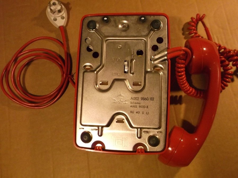 Telefon röd plast analog med fingerskiva Televerket Sweden 1970-tal rekvisita