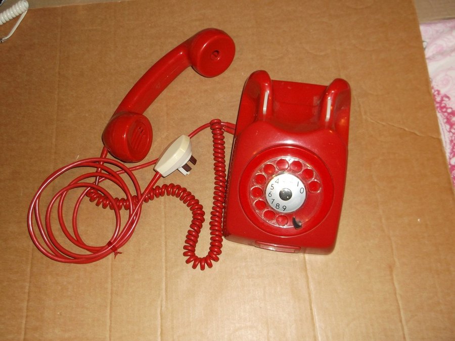 Telefon röd plast analog med fingerskiva Televerket Sweden 1970-tal rekvisita