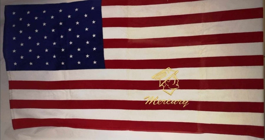 Badlakan USA-flagga med maskinbroderad 1955 Mercury logotype