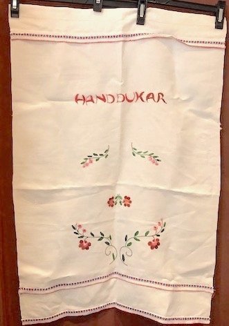 Mycket Gammal Paradhandduk 54 x 79 cm Jugendblommor Kantband