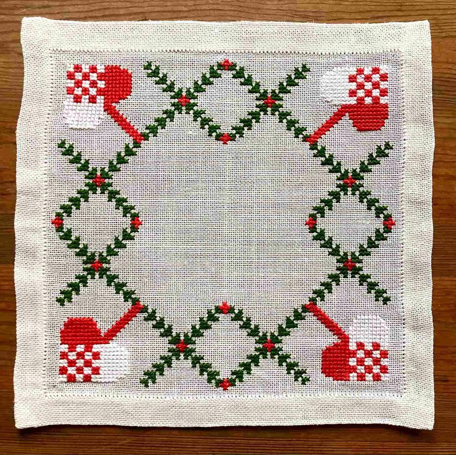 Broderad julduk Handbroderad i korsstygn på vit linneväv Fyrkantig