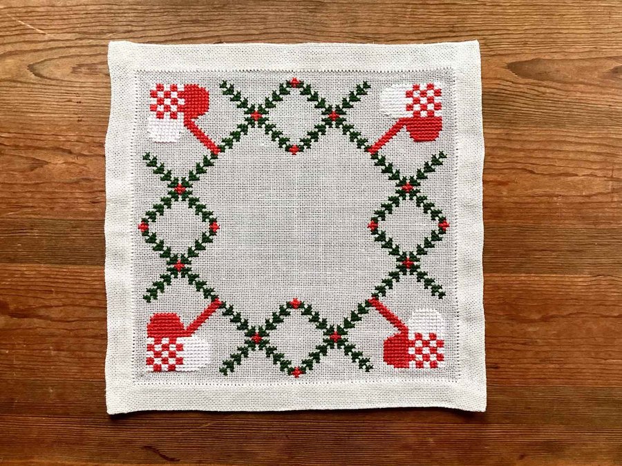 Broderad julduk Handbroderad i korsstygn på vit linneväv Fyrkantig