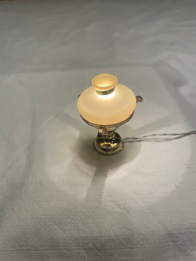 Liten bordslampa med sladd till Lundby dockskåp