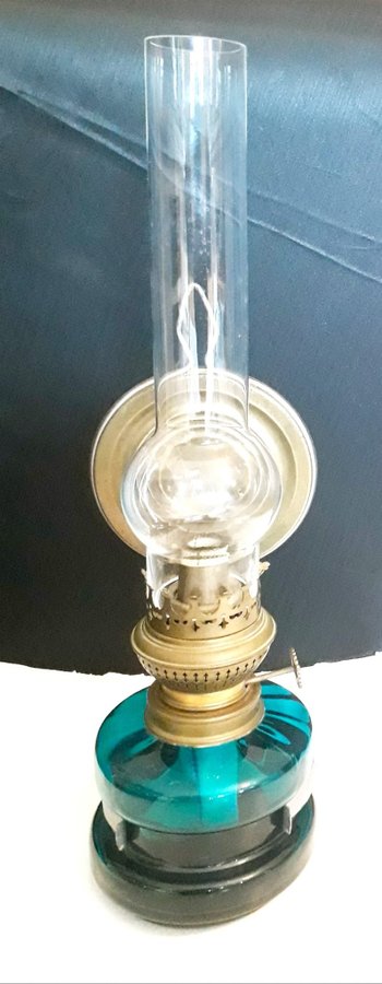 Läcker bordsfotogenlampa med turkost glas