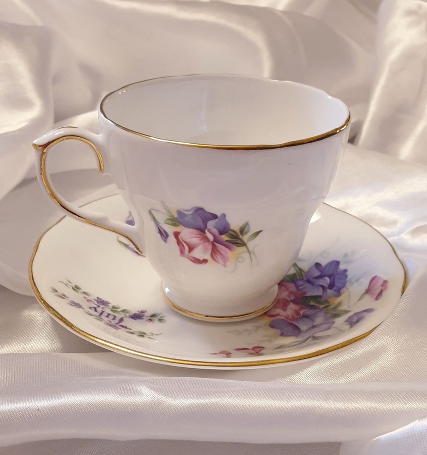 * DUCHESS BONE CHINA MÅNADSKOPP JULY