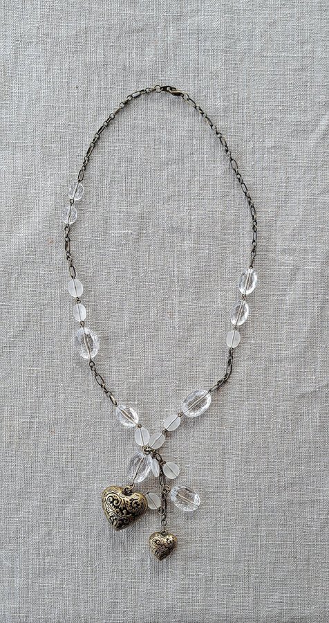 Nytt halsband med glasklara och matta stenar och 2 bronsfärgade hängande hjärtan